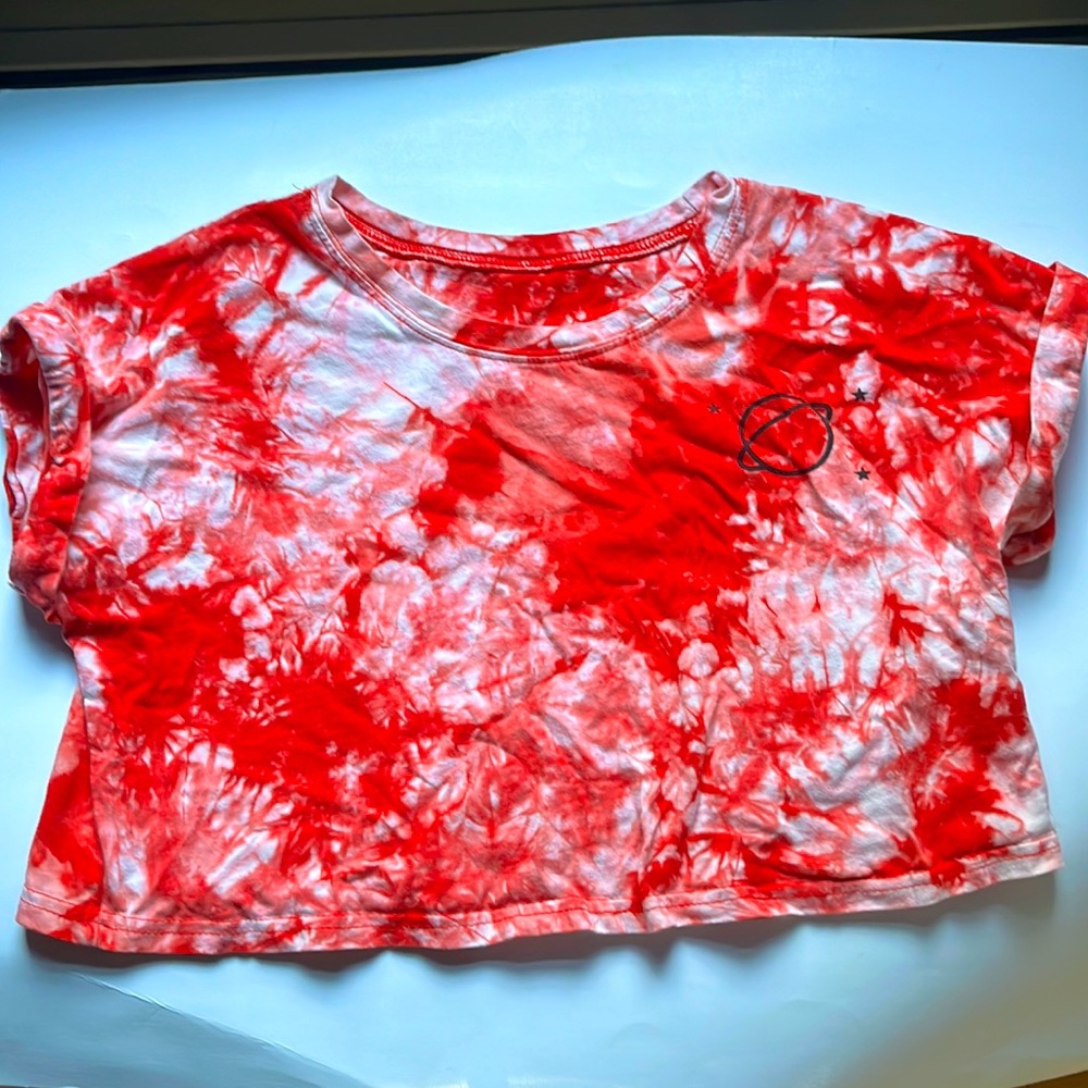 Shein red tie dye planet design cropped tee. Size L —Used in excellent condition